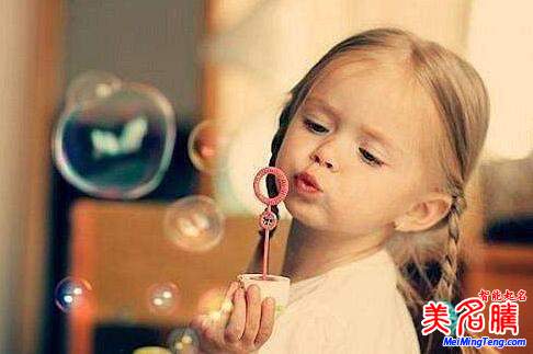 聰明吉祥且?guī)А霸隆弊值膶殞毭执笕治? /></a>月常指月亮，又溫柔團(tuán)員吉祥的意義。家長喜歡用“月”字給寶寶起名。月有月韻、月滿的意思，寓意圓圓滿滿。很多家長給孩子起名“月”字。希望寶寶一生美好圓滿、歲月崢嶸。下面美名騰帶您一起看看帶“月”字的寶寶起...</div>
			         <span id="ctl00_ContentPlaceHolder1_subjectList_dgNews_ctl11_Label1" style="color:Green;font-size:10pt;">2017/5/18 10:41:16</span>
			        <div style="height:5px; font-size:5px"> </div>
			        <hr width="99%" style="text-align:center; border-style:dotted; border-width:0px; height:1px;" />
			        <div style="height:5px; font-size:5px"> </div>
			    </div>
		        </td>
	</tr><tr style="border-width:0px;">
		<td valign="top">
		        <div style="padding-left:3px; padding-right:3px;line-height:180%">
			         <h3 style="padding:0px;margin:0px;display:inline;"><a id="ctl00_ContentPlaceHolder1_subjectList_dgNews_ctl12_HyperLink1" class="headline" href="/subject/qimingdaquan/s.aspx?newsid=6499" target="_blank">用“煜”字起名的方式有哪些？</a></h3>
			        
			          <span style="color:Red;font-size:8pt;"></span>
			        <br />
			        <div style="padding-top:1px; width:95%; padding-left:8px; line-height:180%;color:#2f2f2f;font-size:14px;" ><a href=
