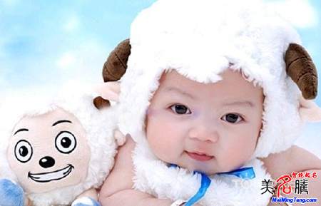 羊?qū)殞毱鹈执笕? /></a>　　2015年2月4日是立春節(jié)氣，過(guò)了這一天出生的寶寶就是傳統(tǒng)意義上的羊?qū)殞毩?。你可能?huì)疑惑，為什么不是過(guò)了春節(jié)以后呢？關(guān)于這一點(diǎn)，美名騰多次撰文解釋這個(gè)問(wèn)題。如果不清楚的，可以查看美名騰這篇說(shuō)明文章...</div>
							        <div style="height:5px; font-size:5px"></div>
							        <hr width="99%" style="text-align:center; border-style:dotted; border-width:0px; height:1px;" />
							        <div style="height:5px; font-size:5px"></div>
							    </div>
						        </td>
	</tr><tr style="border-width:0px;">
		<td valign="top">
						        <div style="padding-left:3px; padding-right:3px;line-height:180%">
							         <h3 style="padding:0px;margin:0px;display:inline;"><a id="ctl00_ContentPlaceHolder1_ShowMore1_dgNews_ctl08_HyperLink1" class="headline" href="/Message/ShowNews.aspx?NewsID=3651" target="_blank">屬羊人的運(yùn)程和起名禁忌破解</a></h3>
							         <span id="ctl00_ContentPlaceHolder1_ShowMore1_dgNews_ctl08_Label1" style="color:Green;font-size:10pt;">2015/1/20 15:34:15</span>
							          <span style="color:Red;font-size:8pt;"></span>
							        <br />
							        <div style="padding-top:1px; width:95%; padding-left:8px; line-height:180%;color:#2f2f2f;font-size:14px;" ><a href=